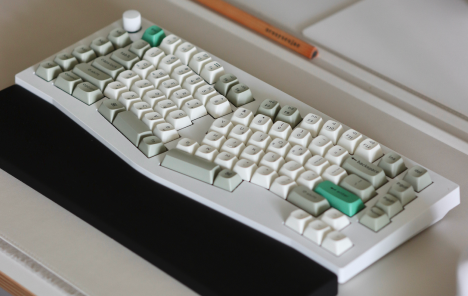 화이트 버티컬 키보드로 데스크 완성! 키크론 V10 PRO MAX