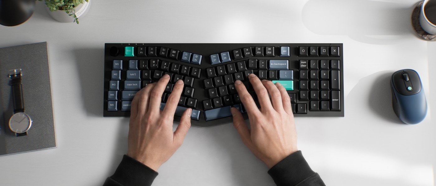 Keychron B39 — 데스크에서 타이핑하는 모습