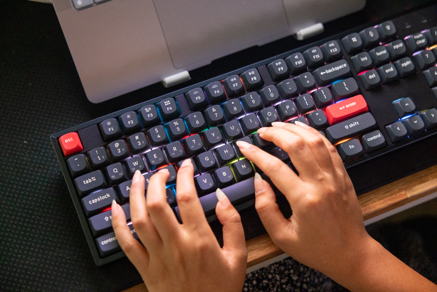 키크론 K10 알루미늄 RGB 핫스왑 저소음 적축 애플 무선 블루투스 기계식 키보드