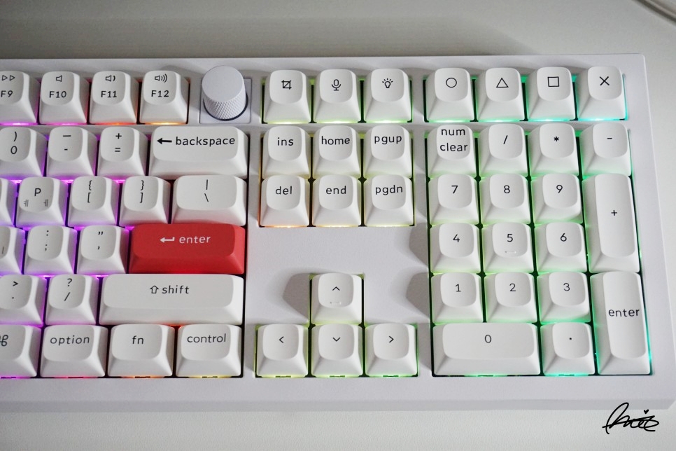 맥북 기계식 키보드 갈축 추천 키크론 Q6 노브 화이트 데스크테리어 리뷰