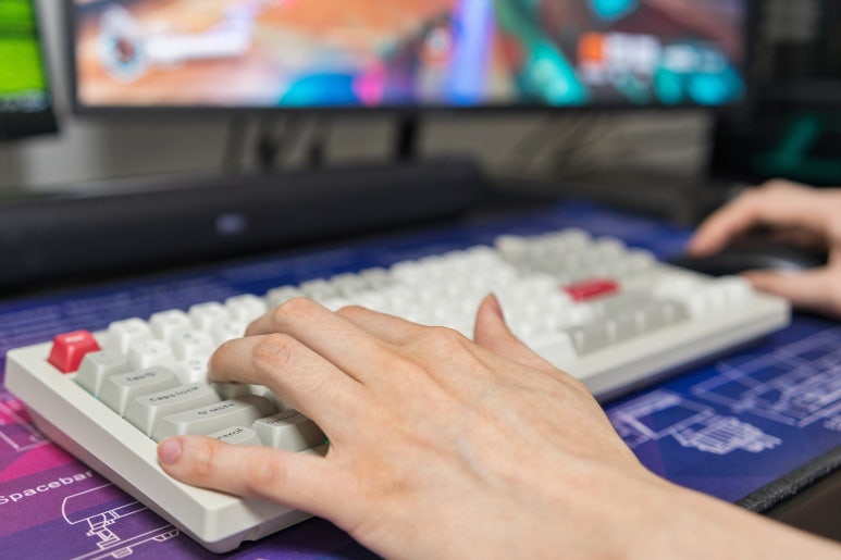 도각 거리는 키감을 갖춘 기계식 키보드 키크론 V3 MAX 레트로 주피터 바나나축