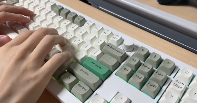 사무용? 게이밍? 모두 잘 어울리는 키크론 V6 Pro Max 쉘 화이트 기계식 키보드 사용 후기